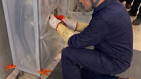 Electricista profesional realizando trabajos en tensión en baja tensión en Sevilla
